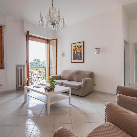 Comfy Flat Steps Away From Siena Station! Apartment Bagian luar foto