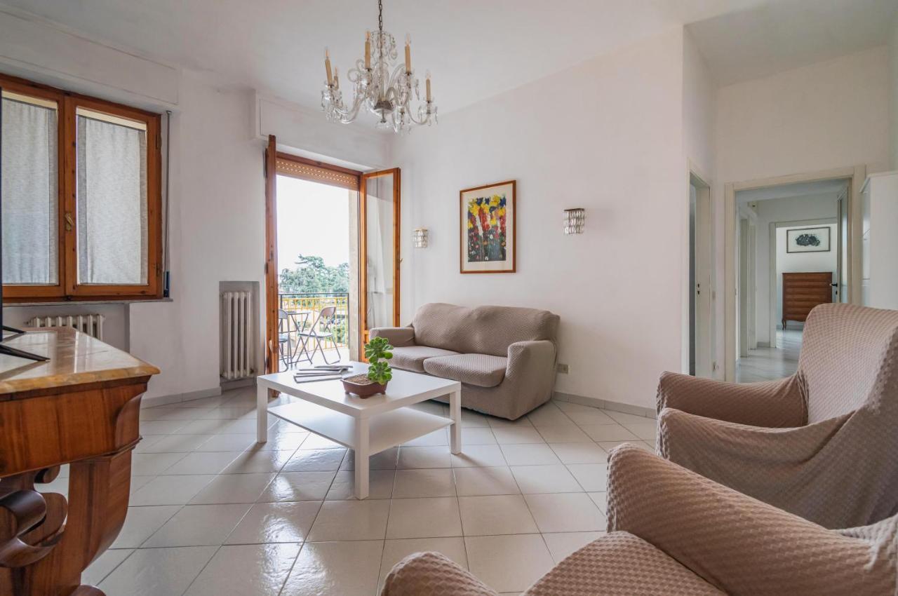 Comfy Flat Steps Away From Siena Station! Apartment Bagian luar foto