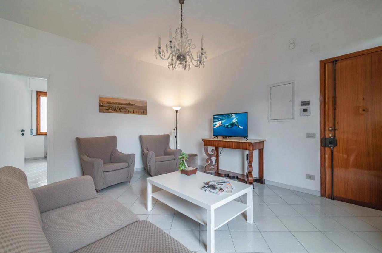 Comfy Flat Steps Away From Siena Station! Apartment Bagian luar foto
