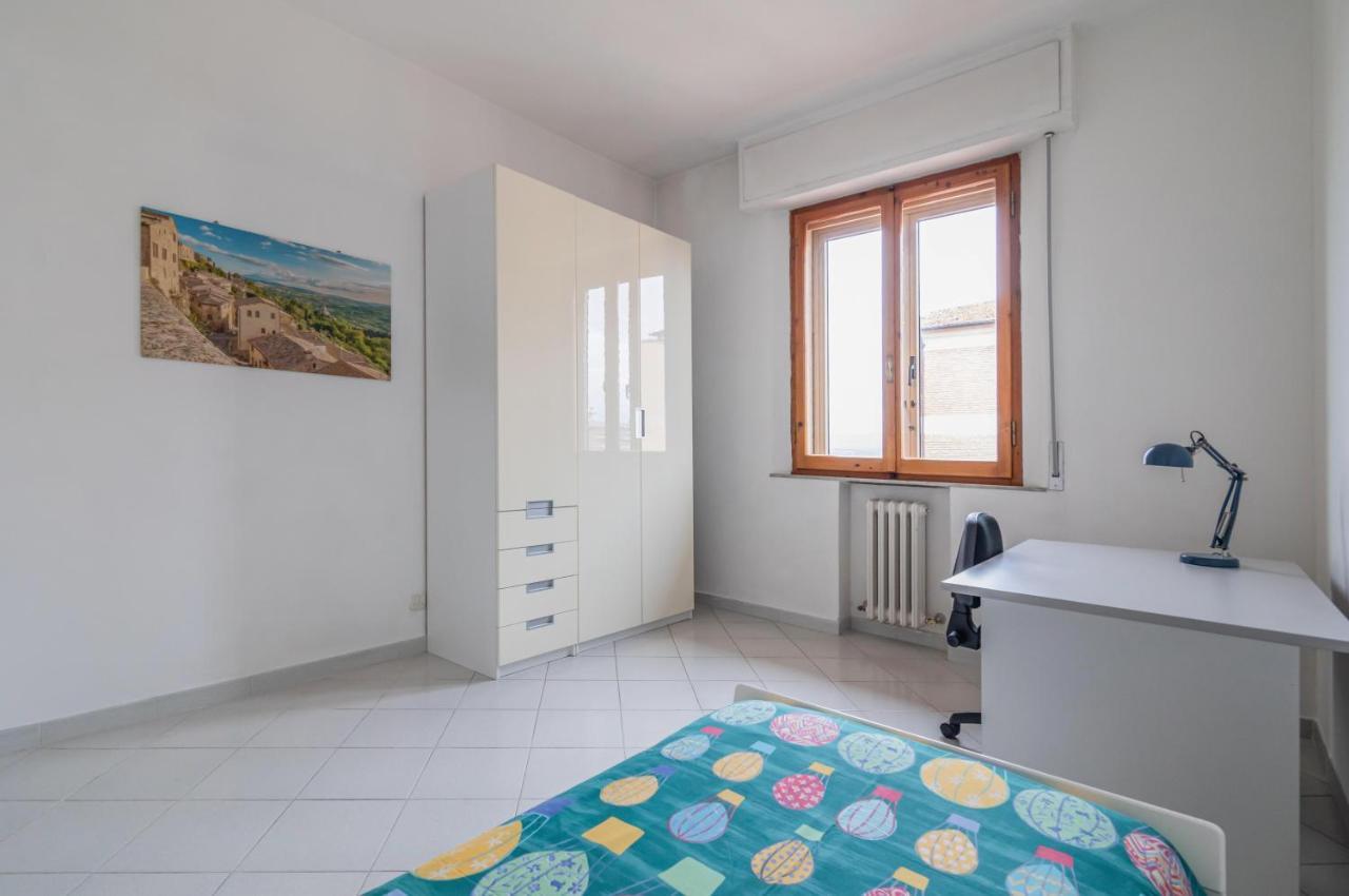 Comfy Flat Steps Away From Siena Station! Apartment Bagian luar foto