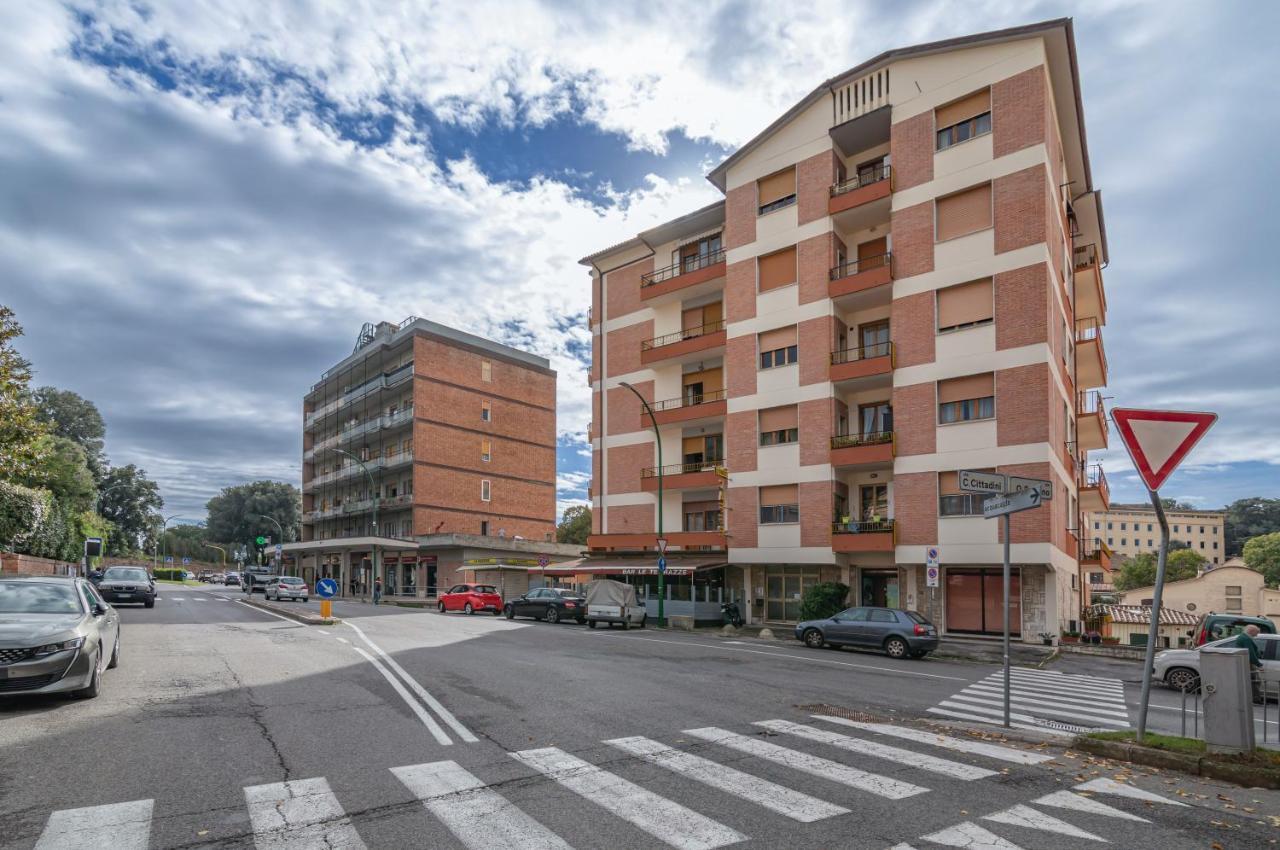 Comfy Flat Steps Away From Siena Station! Apartment Bagian luar foto